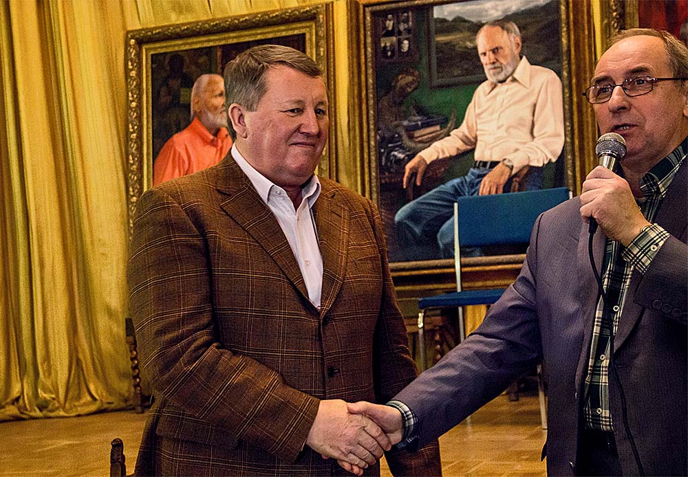 Геннадий Иванов и Сергей Козубенко на фоне портрета Заболоцкого