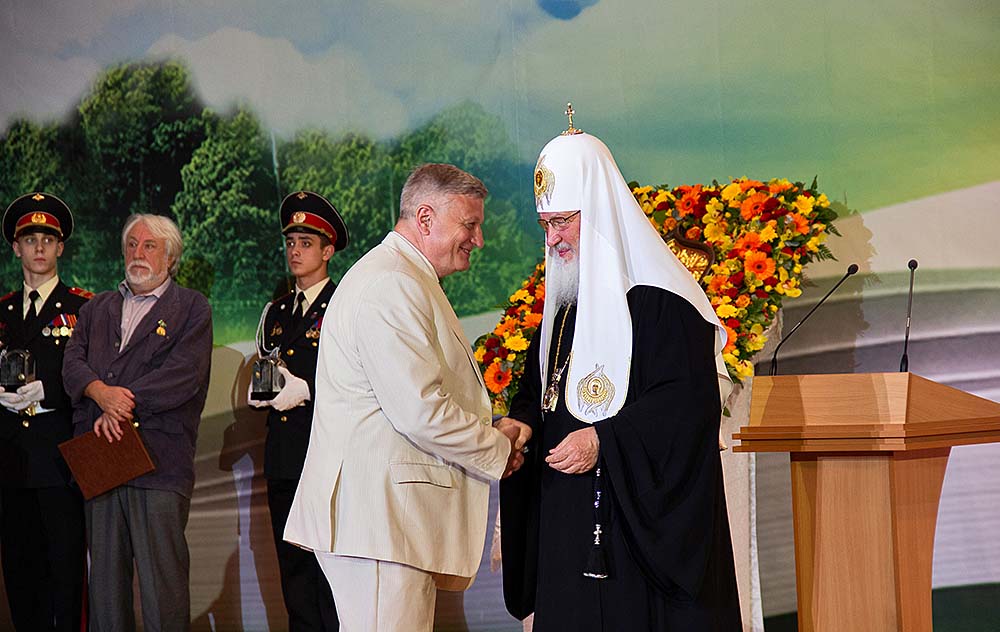 Святейший Патриарх Кирилл вручает премию Александру Сегень