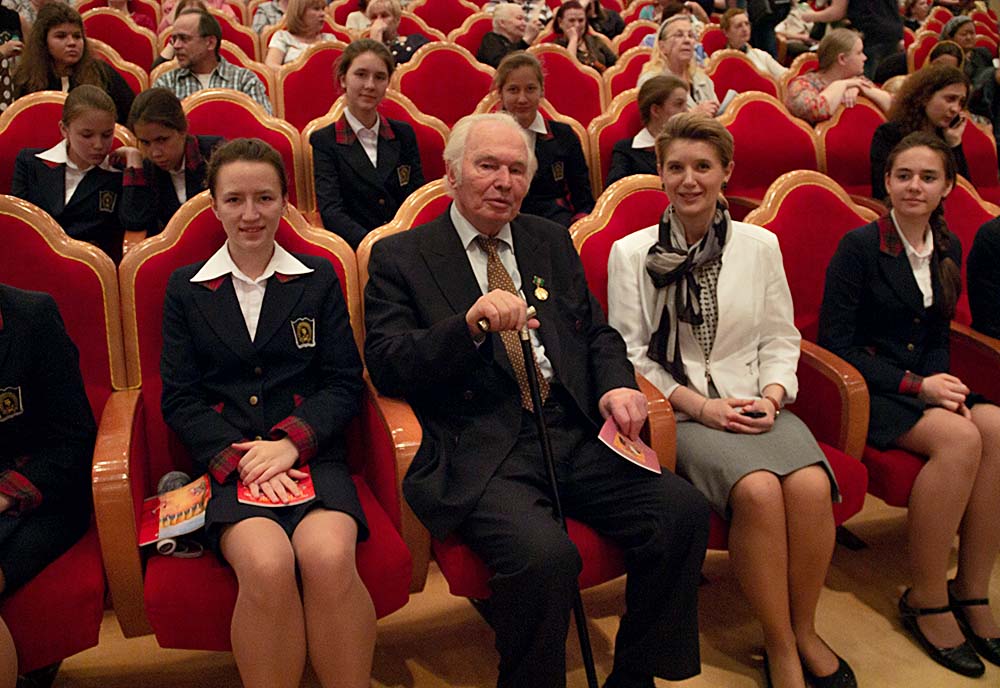 Валерий Ганичев с воспитанницами Пансиона Московского кадетского корпуса
