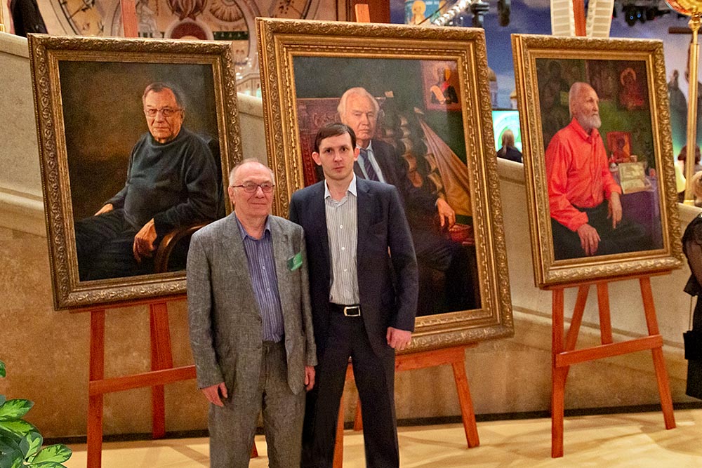 лауреат премии Станислав Куняев с Александром Алмазовым у своего портрета