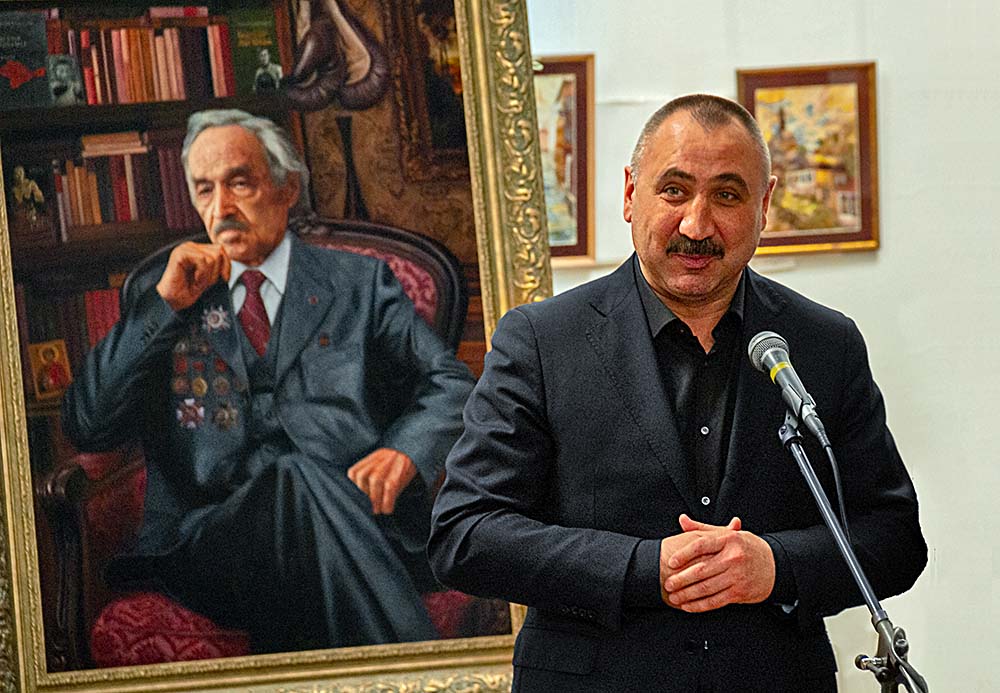 Боксер Александр Лебзяк у портрета Георгия Свиридова