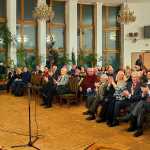 Борис Лагутин и другие гости аплодируют народному дуэту Девичья Стать