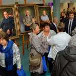 посетители на выставке портретов Александра Алмазова