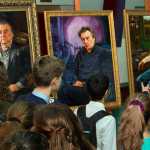 школьники на выставке портретов писателей художника Алмазова