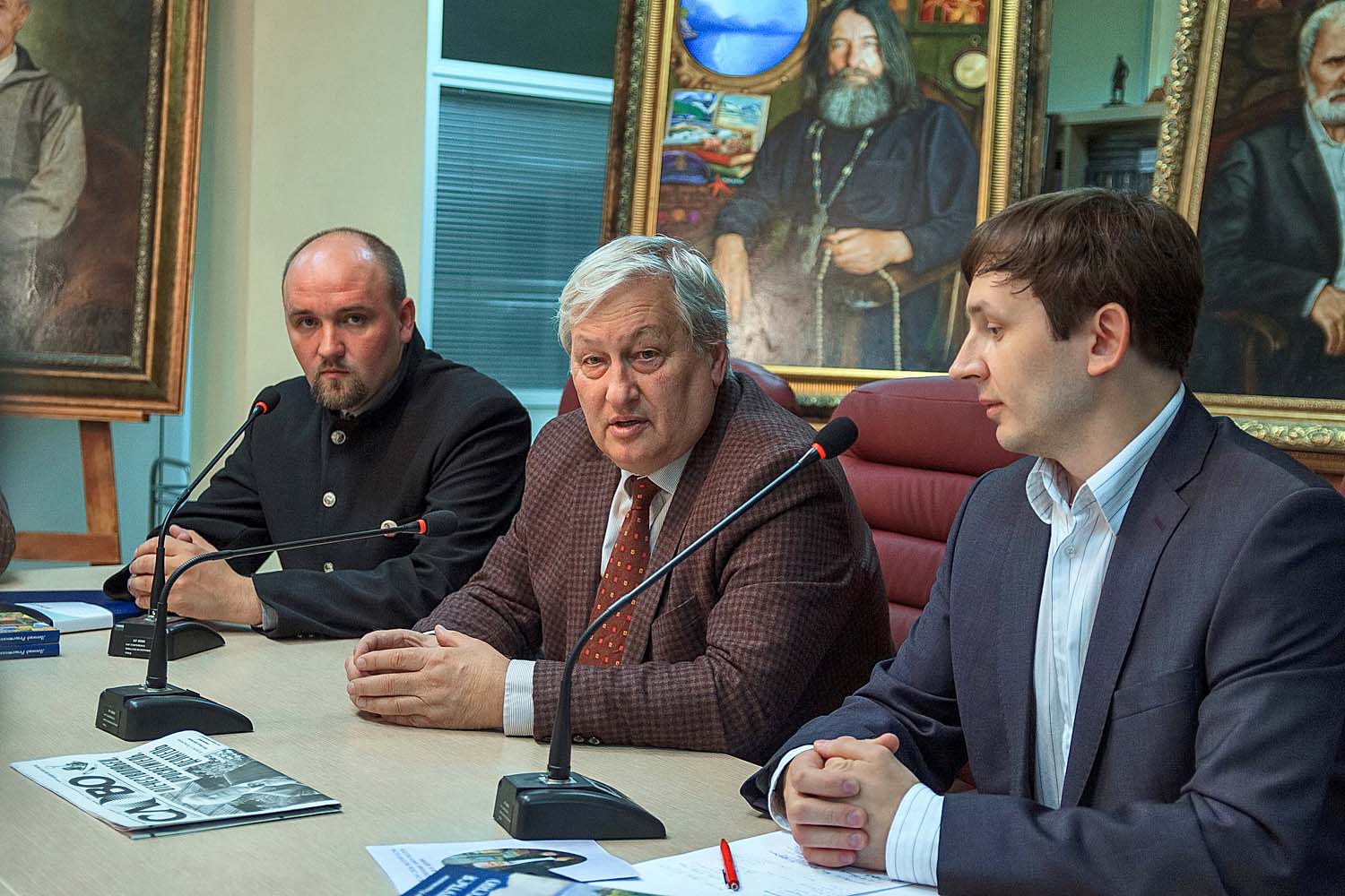 Генерал СВР Леонид Решетников с художником Александром Алмазовым