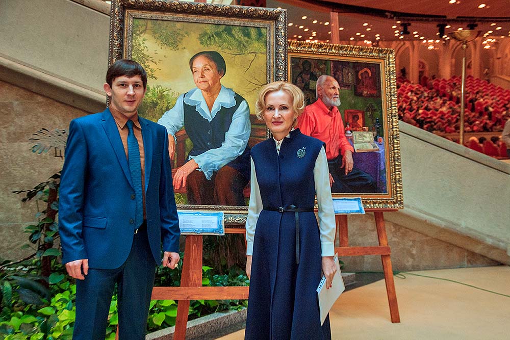 Ирина Яровая на выставке картин Александра Алмазова