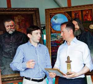 художник Александр Алмазов с Министром спорта Романом Терюшковым на открытии выставки